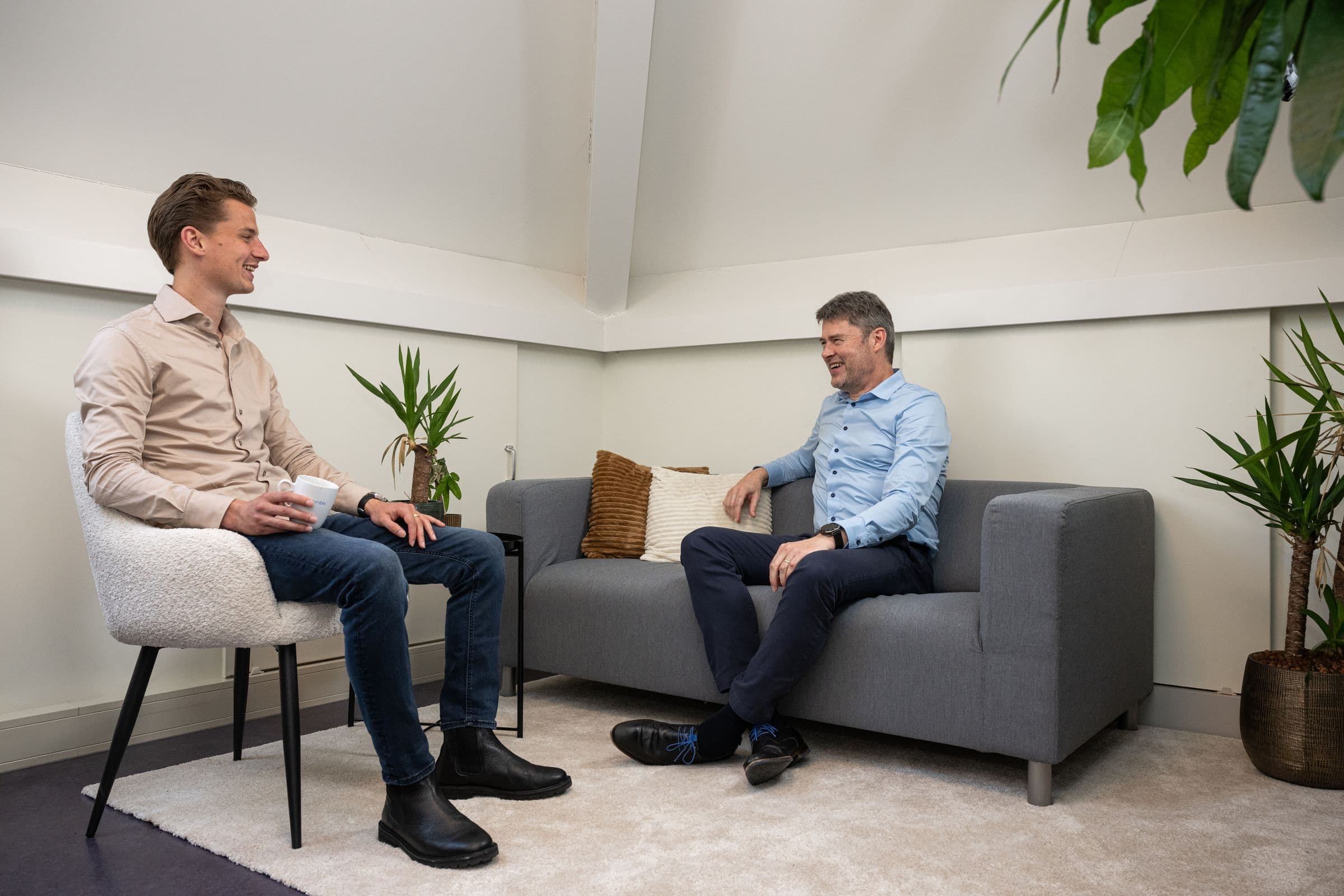 Adviseur van Accombis in een ontspannen gesprek in de zithoek