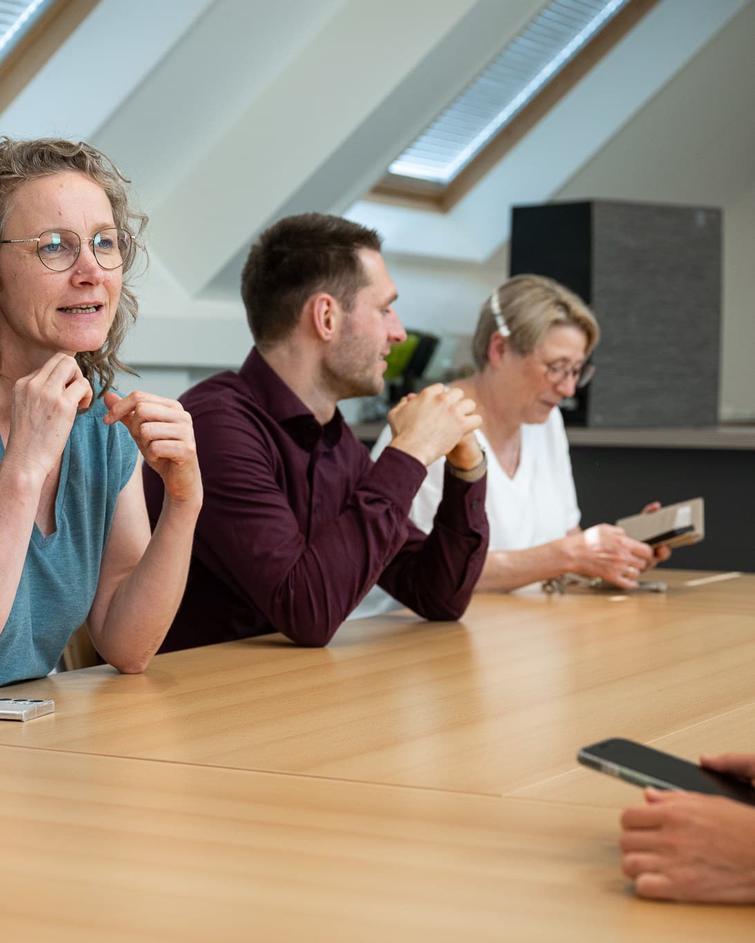 Overleg rond de vergadertafel bij Accombis